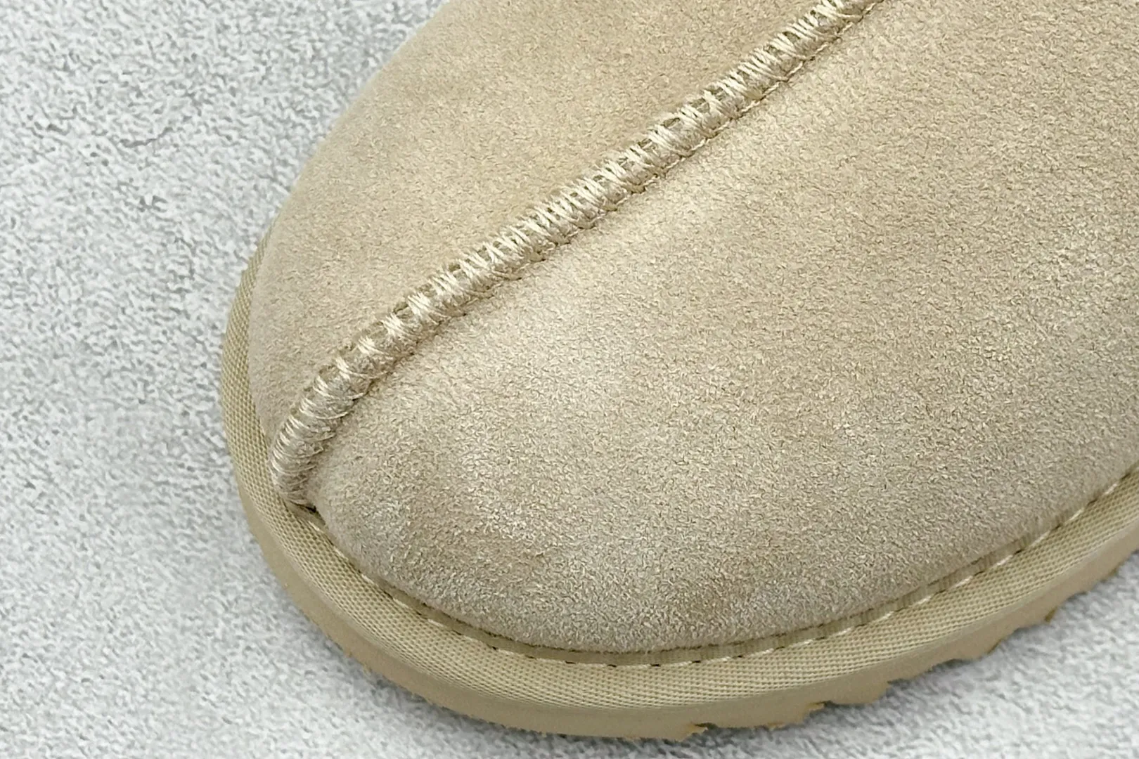 🐲💰 520 support store UGG Tasman ethnic style half slippers, Xiaohongshu hot style. This style is conceived based on the colorful traditional Chinese costume culture, exquisite craftsmanship, unique style and unique style. It fully demonstrates the style of this nation and has become the most popular fashion element in the world! Sheep fur is integrated with high quality to keep warm and lock in heat. Made of TPU molded suede upper material. Built-in artificial curly wool plush lining and insole. Choose 10mm UGGPURE™ implanted wool lining and removable UGGPURE™ implanted wool insole. Item No.: 5955 Size: 35-44. It is recommended to choose one size larger.